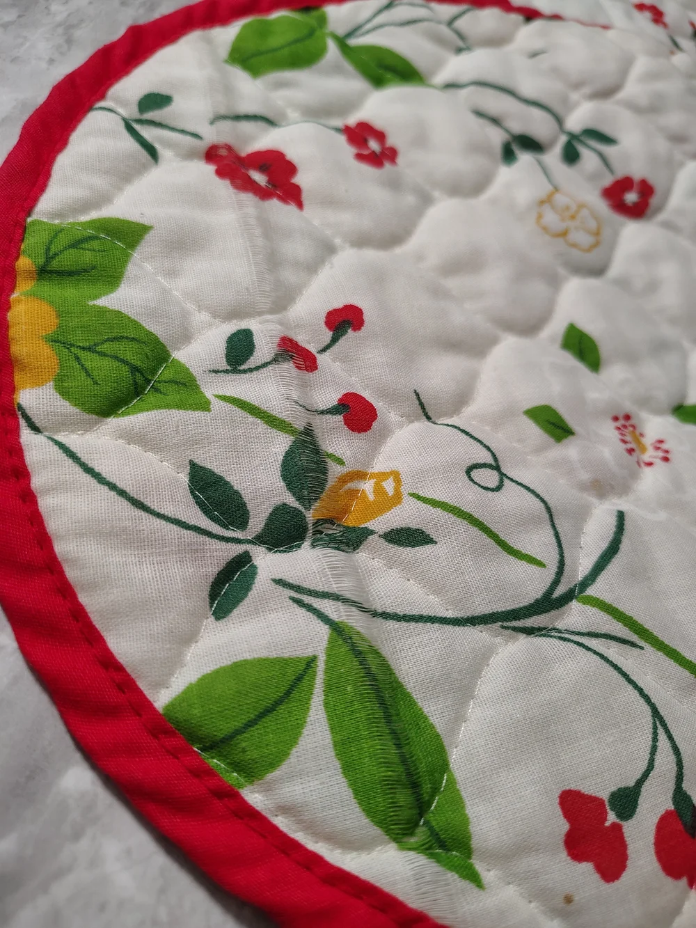 4 Vintage Quilted Placemats Red & Yellow Flowers Reversible